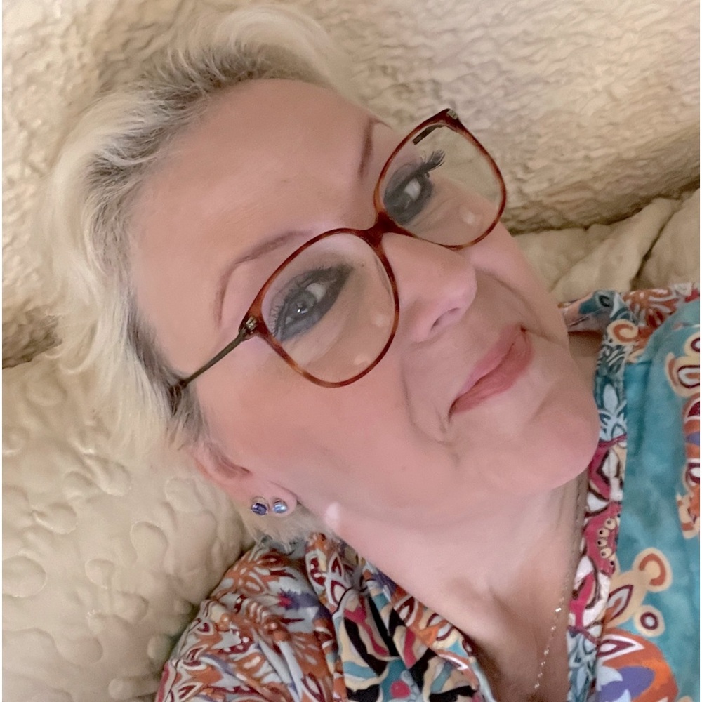 Meet Kim, Your Posher & Floral Designer!